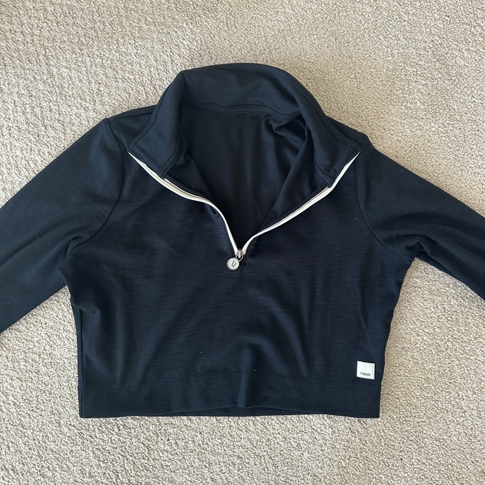 Vuori black quarter zip. Size medium.
